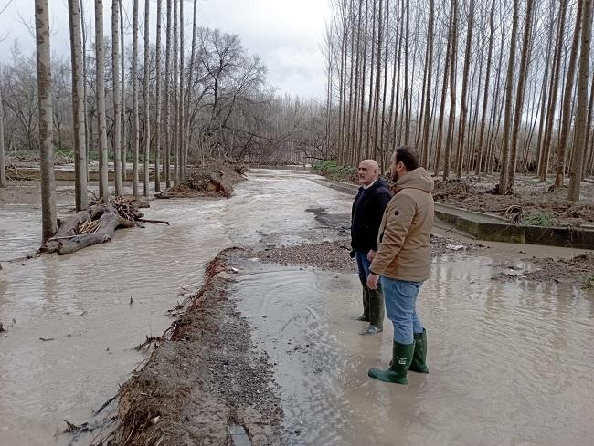 El alcalde, en una visita a uno de los puntos más afectados.