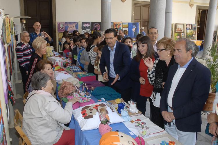 El alcalde de Granada inaugura la exposición.