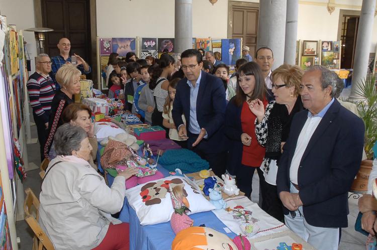 El alcalde de Granada inaugura la exposición. El alcalde de Granada inaugura la exposición.