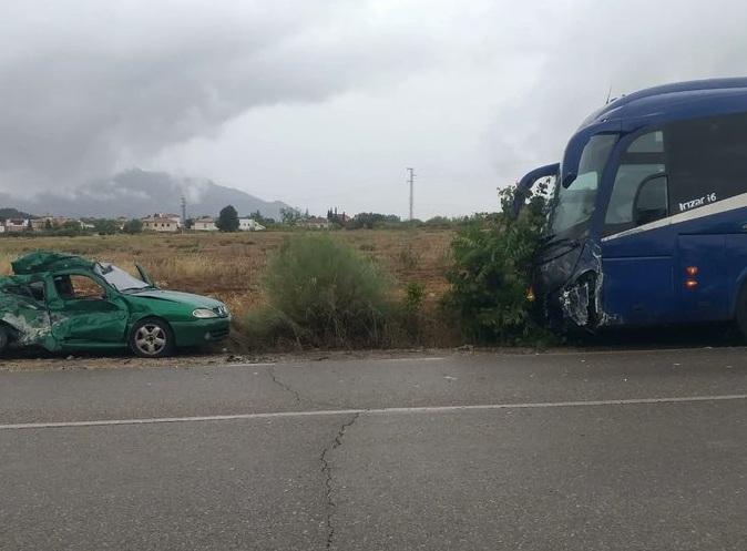 Uno de los accidentes se produjo por el choque de un autobús con un coche. 