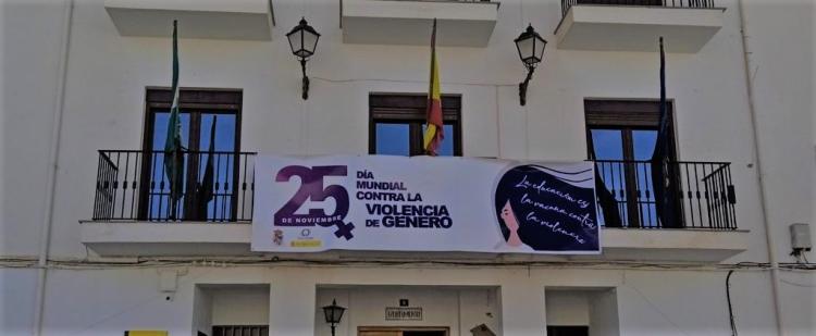 Detalle la pancarta del 25N en la fachada del Ayuntamiento de Galera, uno de los municipios acogidos al Sistema VioGén.