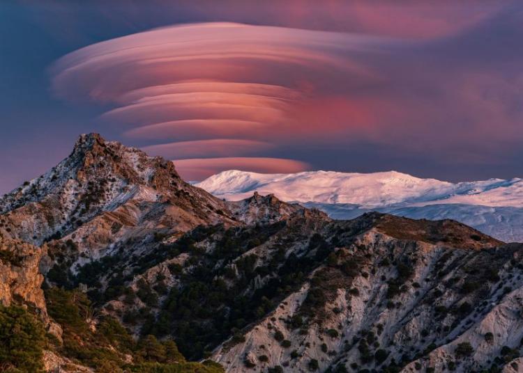 Foto ganadora del concurso, 'Lenticulares sobre el Trevenque desde el Pico de la Carne'.