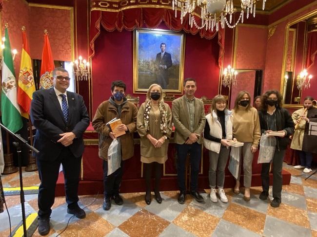 Ganadores del certamen posan junto a concejales y representantes institucionales.