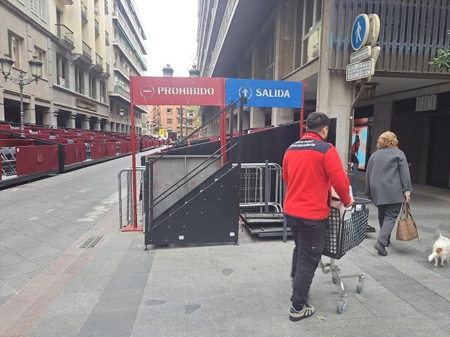 Calle Ganivet con las tribunas.
