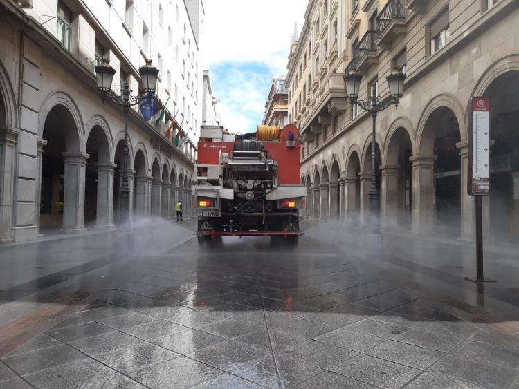 La UME, en tareas de desinfección en la calle Ganivet, en la capital. La UME, en tareas de desinfección en la calle Ganivet, en la capital.