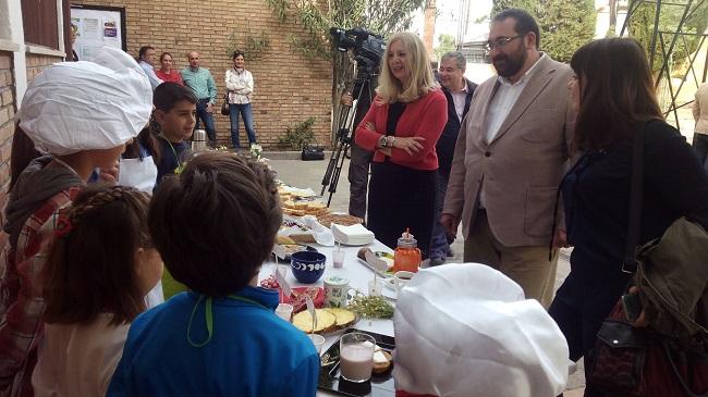 Las autoridades visitan en el inicio de las jornadas a los pequeños cocineros. Las autoridades visitan en el inicio de las jornadas a los pequeños cocineros.