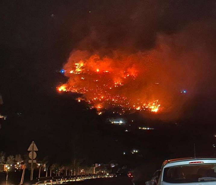 Imagen del fuego, muy activo y cercano al casco urbano. 