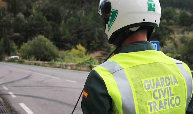 Un guardia civil de tráfico en labores de vigilancia y prevención de accidentes.