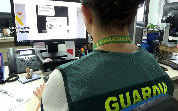 Una agente investiga en su ordenador una estafa cometida por Whatsapp.