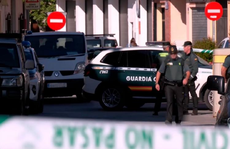 Guardias civiles en la zona acordonada en Huétor Tajar, próxima a la vivienda donde se ha registrado el trágico suceso. 