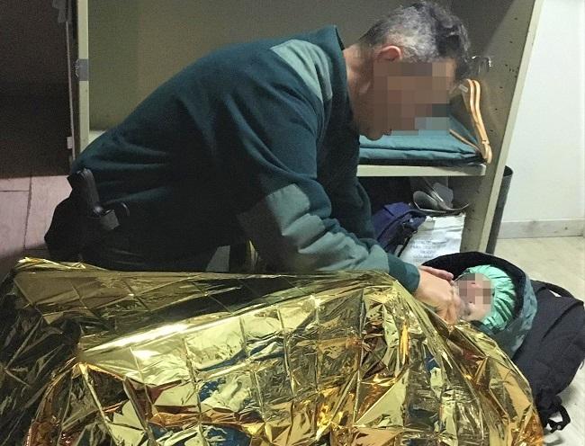 Un agente atiende al hombre rescatado en el mar. Un agente atiende al hombre rescatado en el mar.