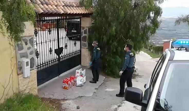 La Guardia Civil entrega alimentos a la familia.