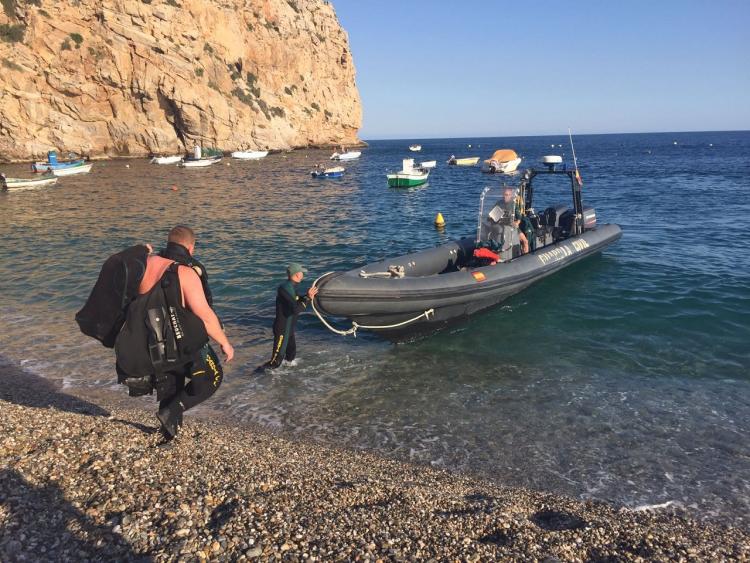 Los buzos de la Guardia Civil, en Calahonda para iniciar la búsqueda.