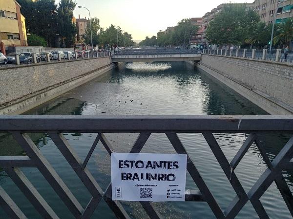 'Esto antes era un río', se puede leer en un pequeño cartel colocado en un puente del tramo urbano del Genil 'Esto antes era un río', se puede leer en un pequeño cartel colocado en un puente del tramo urbano del Genil