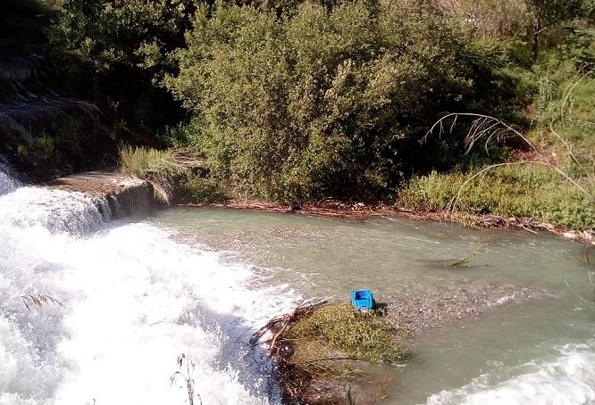 Río Genil a su paso por Cenes, con residuos. 