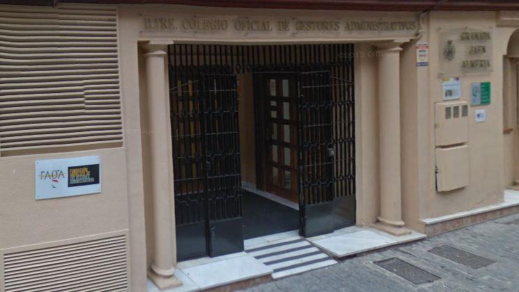 Entrada del Colegio de Gestores Administrativos, en la calle Frailes. Entrada del Colegio de Gestores Administrativos de Granada, Jaén y Almería, en la calle Frailes.