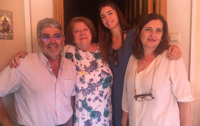 El autor con la familia de Virgilio Castilla.