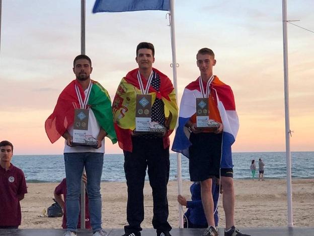 Iván Pérez, en lo más alto del podio Iván Pérez, en lo más alto del podio.