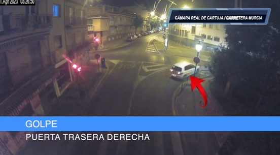 El vehículo presenta un golpe en el lateral.
