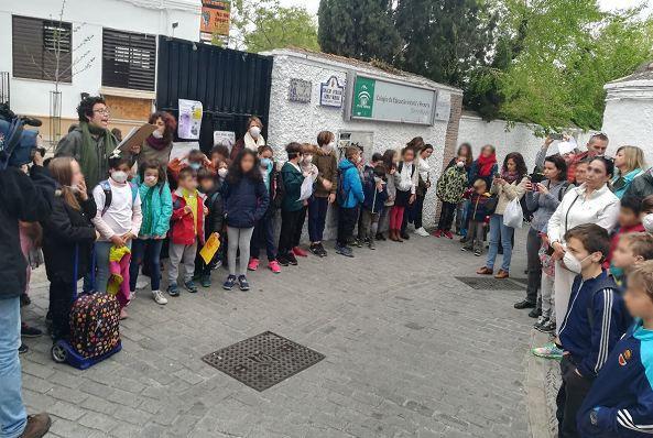 Una de las concentraciones llevadas a cabo por escolares y sus familias en la puerta del centro.