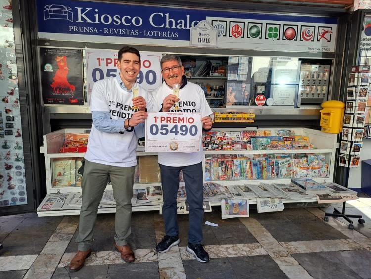 El propietario del quiosco de Plaza Nueva y su hijo.