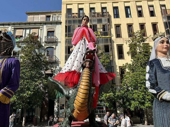 La Tarasca, en la Plaza del Carmen, preparada para el desfile.