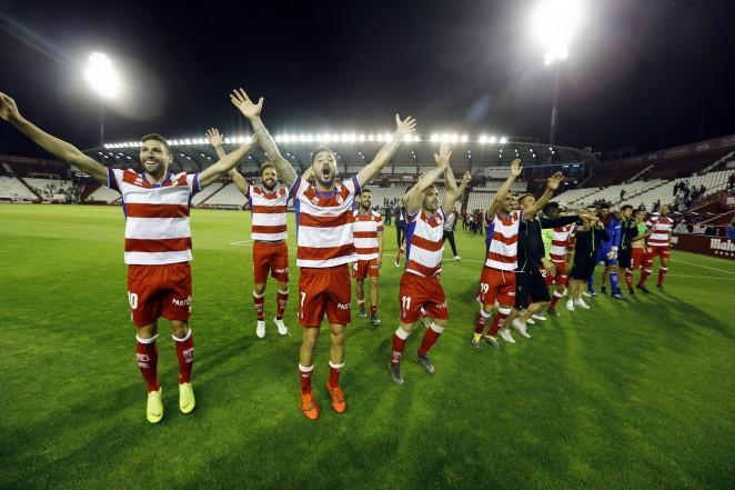 Jugadores del Granada saludan a la afición en Mallorca.