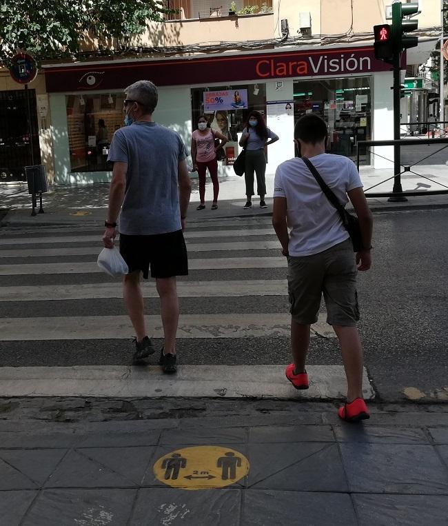 Paso de peatones en la Avenida de Dílar, en la capital. Paso de peatones en la Avenida de Dílar, en la capital.