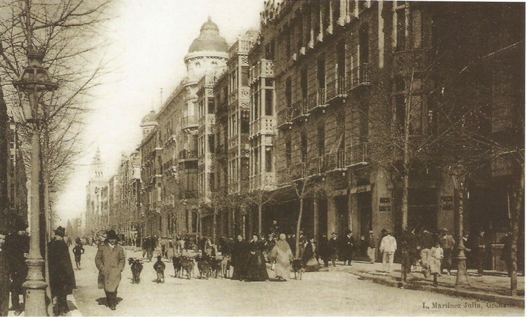 Gran Vía hacia 1913. Se ve una calle de fachadas armoniosas y uniformes, con las torres del Sagrado Corazón enseñoreándose. Faltaba poco tiempo para que instalaran los raíles del tranvía.