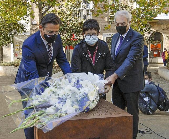 Ofrenda floral en Granada a las víctimas de violencia de género