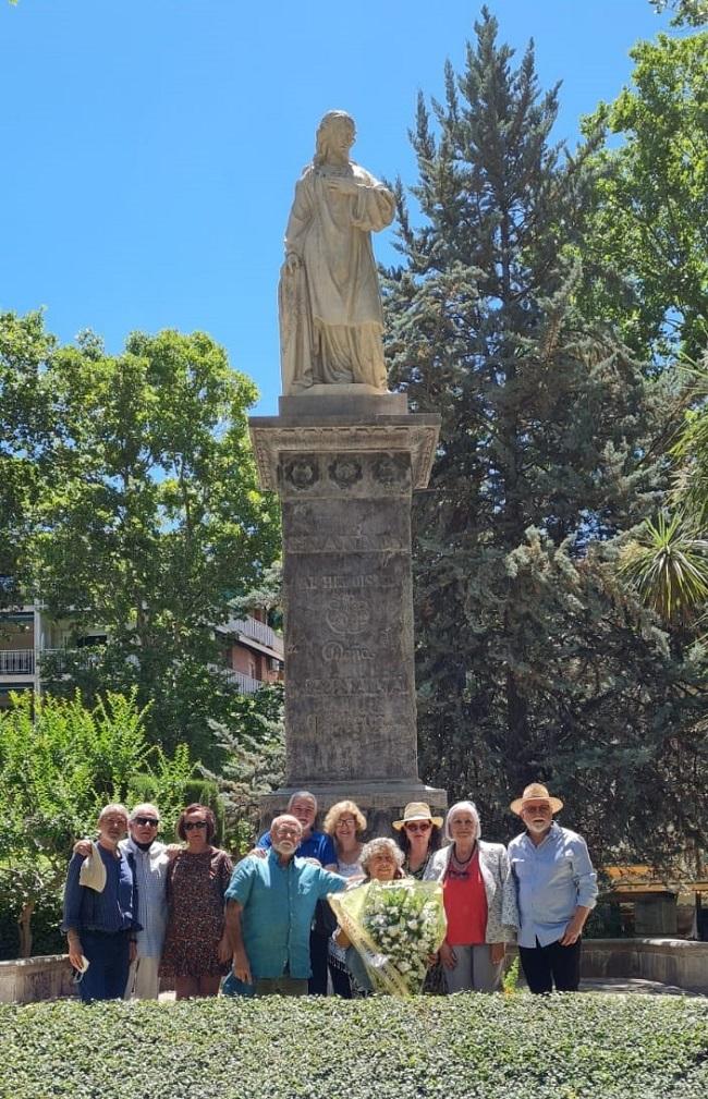 Integrantes de la plataforma, junto al monumento a Mariana Pineda.