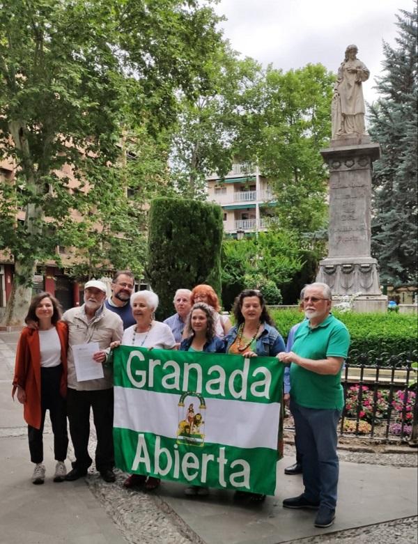 Integrantes de la plataforma, este viernes en la Plaza de Mariana Pineda.