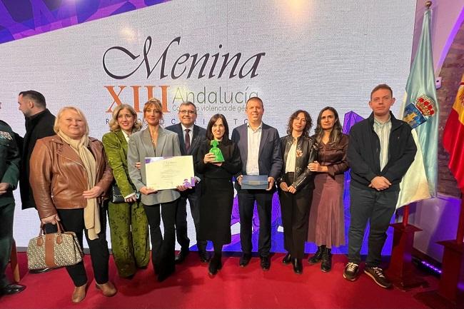 Foto de familia de los representantes de las instituciones granadinas premiadas.