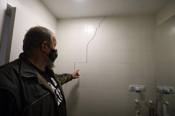 Imagen de una grieta en una vivienda tras el terremoto del pasado sábado.