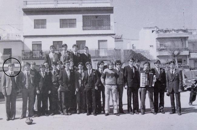 El asesino confeso, en una fotografía con sus compañeros de quinta, en la plaza del pueblo, delante de la carnicería de donde se llevó a la niña. 