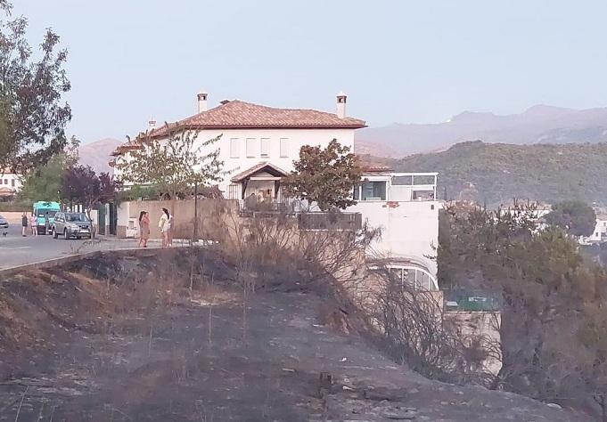 El fuego se quedó muy cerca de de viviendas de la zona. 