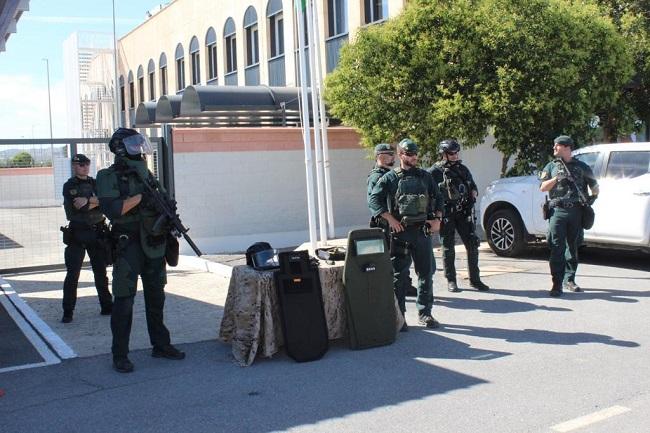 Guardias civiles, en el dispositivo de seguridad del aeropuerto granadino durante la cumbre. 