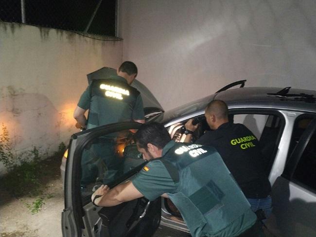 Uno de los vehículos recuperados por los agentes.