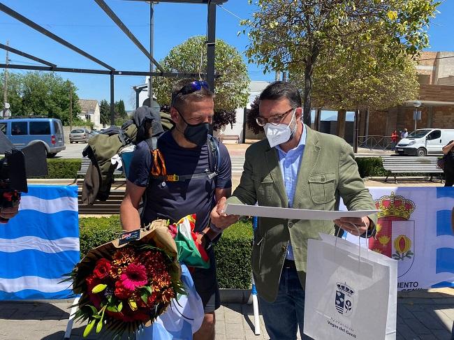 Víctor Henares, a su llegada a Vegas del Genil, con el alcalde de la localidad.