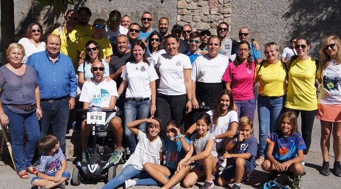 Participantes en la sardinada junto a Jorge Abarca (subido en un vehículo).