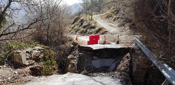 El puente se derrumbó el 2 de marzo y así continúa. 