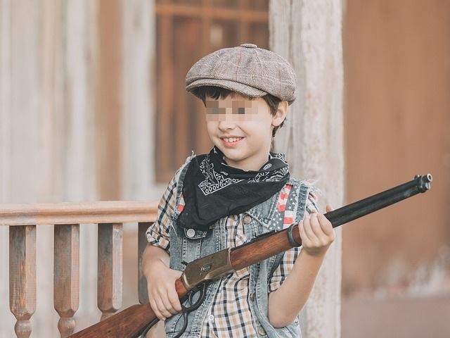 Un niño con una escopeta.