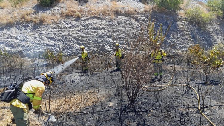 Bomberos forestales rematan las labores de extinción en La Gorgoracha (Vélez de Benaudalla).