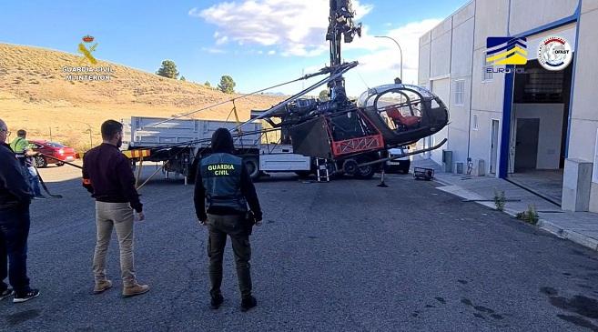 Los agentes requisan uno de los helicópteros. 