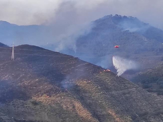 Imagen de uno de los helicópteros que participó en las tareas de extinción. 