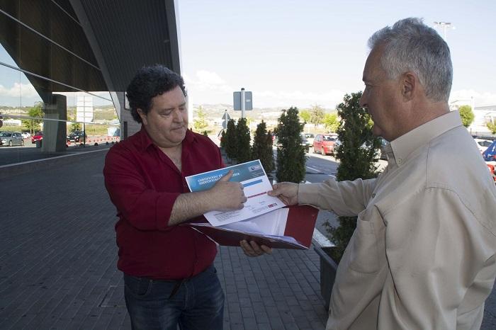 Fernando José Martín, muestra al periodista Pedro Feixas información del caso.