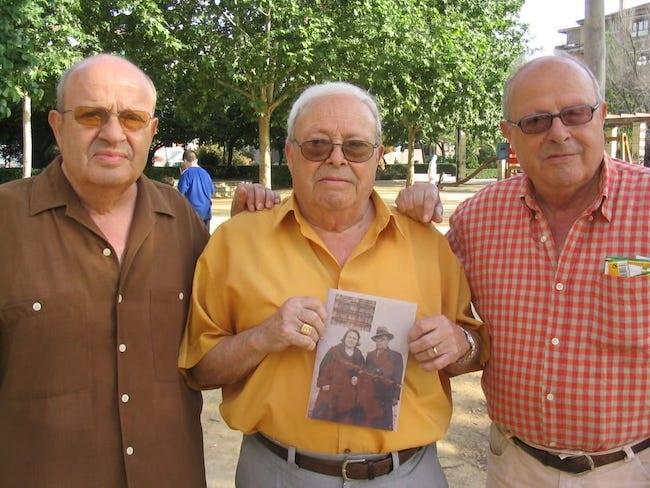 Paco Matarán, en la foto a la derecha, con sus hermanos Fernando y Jesús, ha mantenido viva la memoria de su padre.