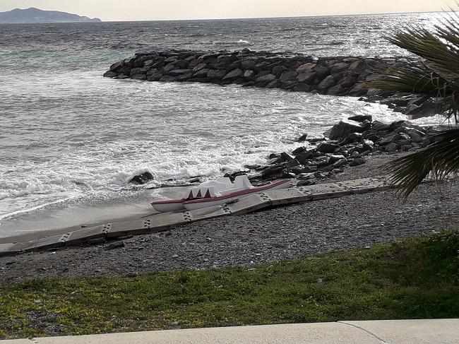 Hidropedal arrastrado en la orilla de la Playa de Velilla. Hidropedal arrastrado en la orilla de la Playa de Velilla.