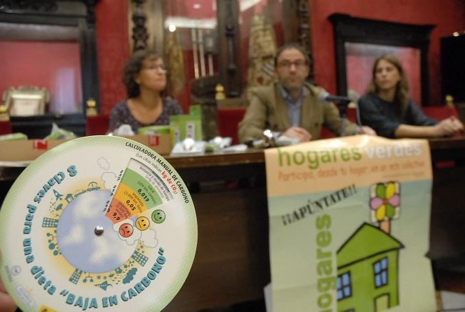 Presentación del proyecto, con una calculadora de CO2 en primer término Presentación del proyecto, con una calculadora de CO2 en primer término.