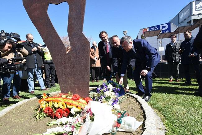 El subdelegado del Gobierno, el presidente de la Diputación y el delegado de la Junta depositan flores en el monumento a las víctimas del terrorismo de Granada. 
